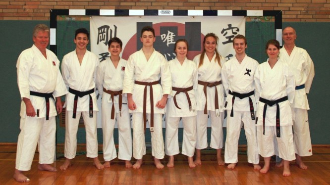 Die Erwachsenen-Gruppe der Karate-Abteilung
