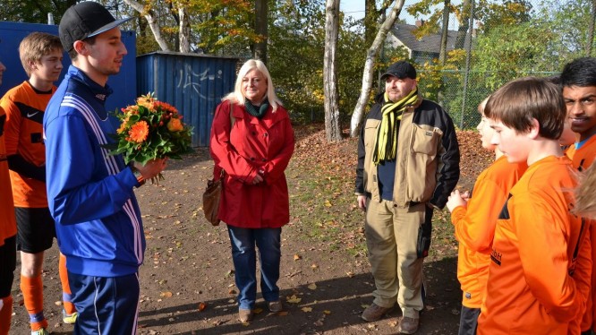 Die Fußball C2-Junioren empfangen die neuen Trikots und bedanken sich bei der Familie Honikel