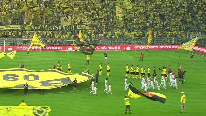 Begegnung: BVB - WAC mit EInlaufkindern des Wambeler SV